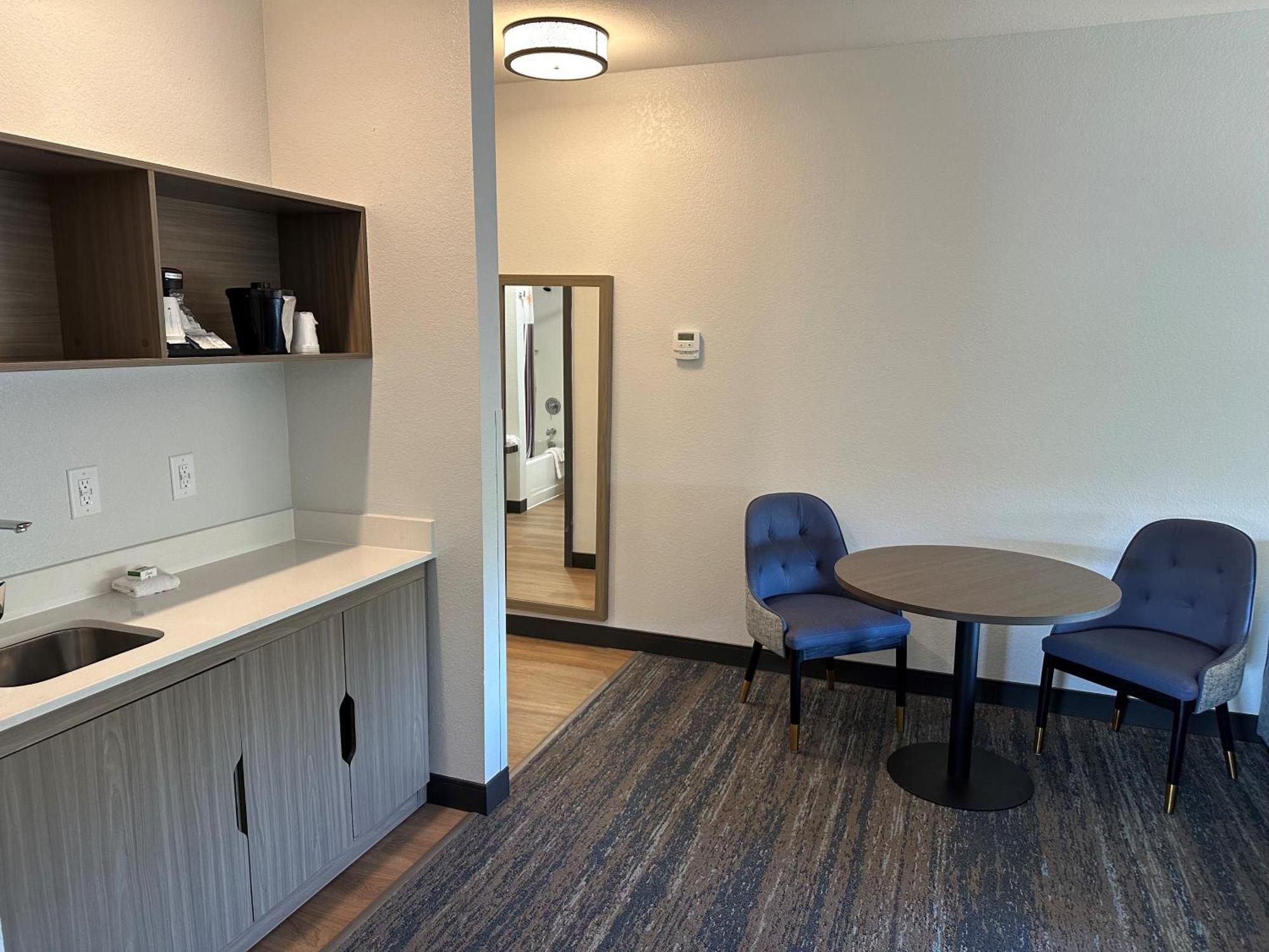 La Quinta By Wyndham West Hotel
