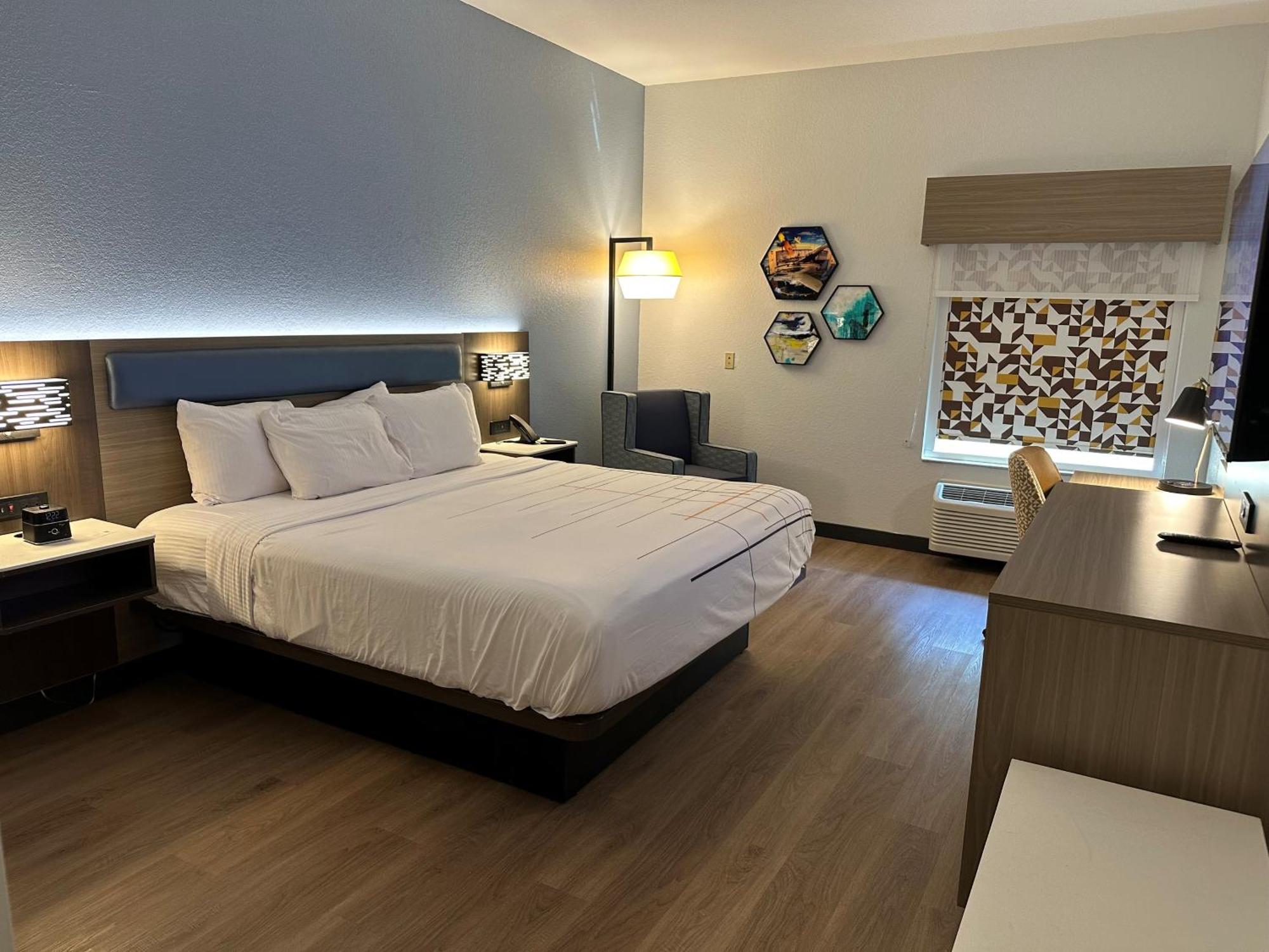 Hotel La Quinta By Wyndham West 3*