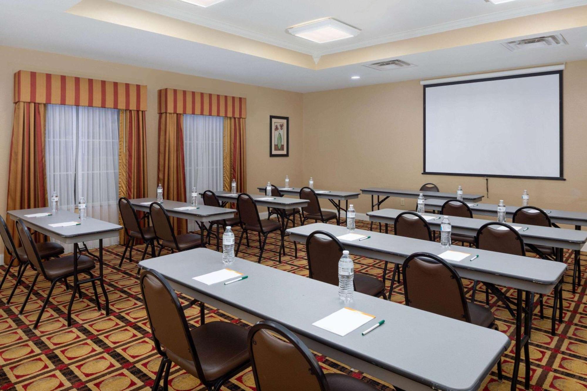 Hotel La Quinta By Wyndham West